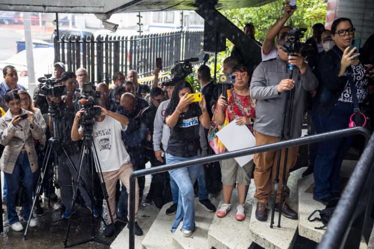 CARACAS (VENEZUELA) - 04/07/2025.- Un grupo de periodistas participan en una actividad gremial, en Caracas (Venezuela). EFE/ Miguel Gutiérrez