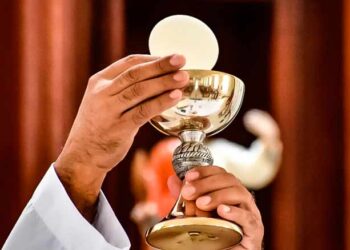 El cuerpo y la sangre de Jesús si están Presentes y Vivos en la Sagrada Eucaristía