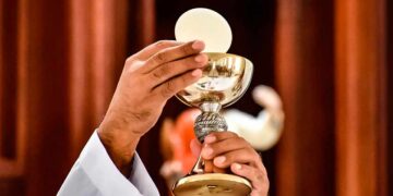 El cuerpo y la sangre de Jesús si están Presentes y Vivos en la Sagrada Eucaristía