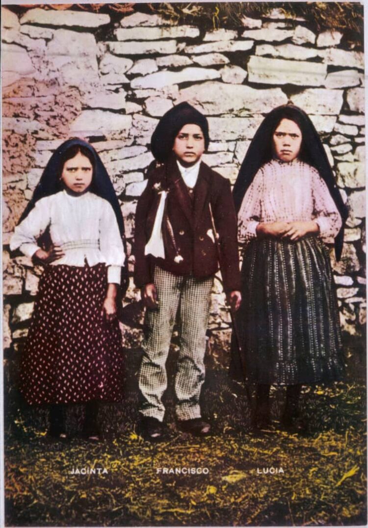 En esta foto Lucia junto a sus primos Francisco y Jacinta Marto. Videntes de la Virgen María.