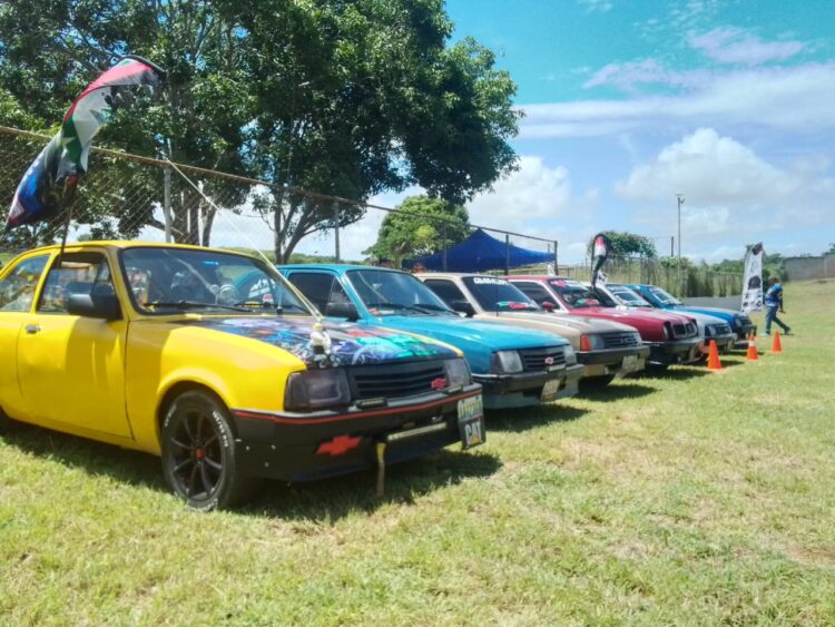 ) Pueden participar modelos de Chevrolet y Chevette.