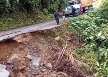 Se hundió carretera de San Lázaro a Santiago por fuertes lluvias y filtraciones del suelo
