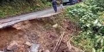 Se hundió carretera de San Lázaro a Santiago por fuertes lluvias y filtraciones del suelo