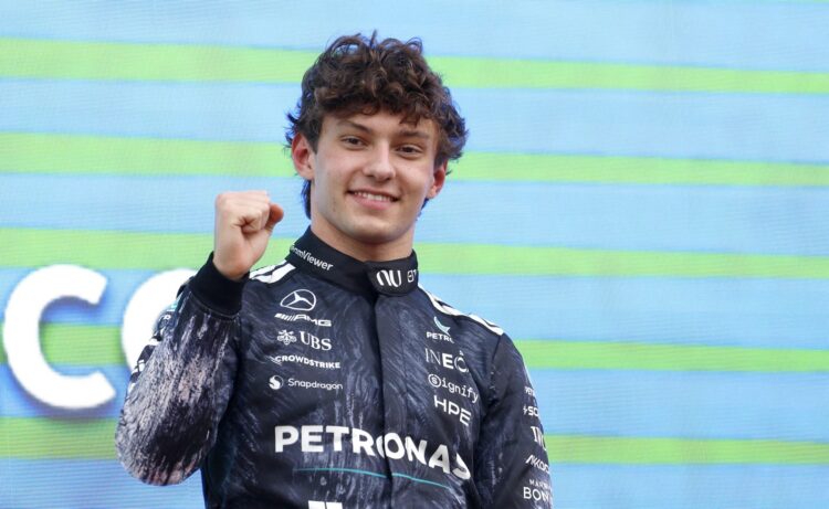 El piloto italiano de Mercedes Andrea Kimi Antonelli celebra en el podio tras ganar el Gran Premio de Fórmula 1 de Japón en el circuito de Suzuka International Racing Course. EFE/EPA/FRANCK ROBICHON