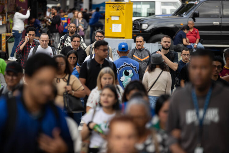 Personas caminan durante un paro de transporte este 16 de marzo de 2026, en Caracas (Venezuela). EFE/ Ronald Peña R
