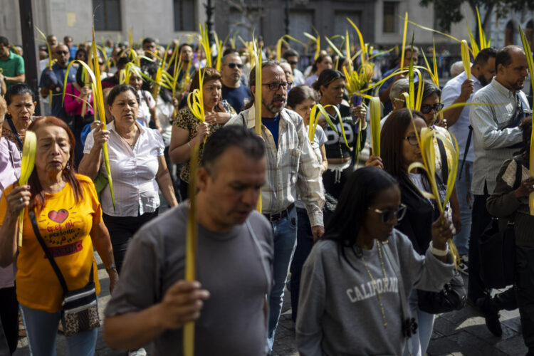Personas participan en la bendición de los ramos durante las celebraciones del Domingo de Ramos en Caracas (Venezuela). EFE/ Miguel Gutierrez