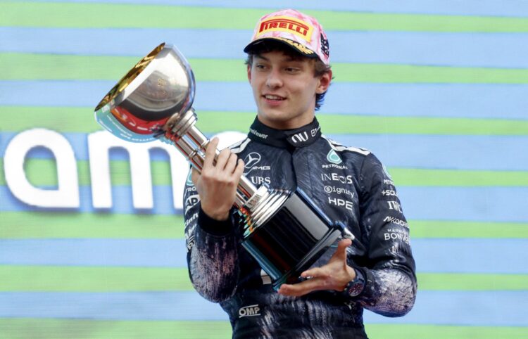El piloto italiano de Mercedes Andrea Kimi Antonelli celebra en el podio tras ganar el Gran Premio de Japón de Fórmula 1 en el circuito del Circuito Internacional de Suzuka. EFE/EPA/FRANCK ROBICHON
//////////
SUZUKA (Japan), 29/03/2026.- Mercedes driver Andrea Kimi Antonelli of Italy celebrates on the podium after winning the Formula 1 Japanese Grand Prix at the Suzuka International Racing Course racetrack in Suzuka, Japan, 29 March 2026. (Fórmula Uno, Italia, Japón) EFE/EPA/FRANCK ROBICHON