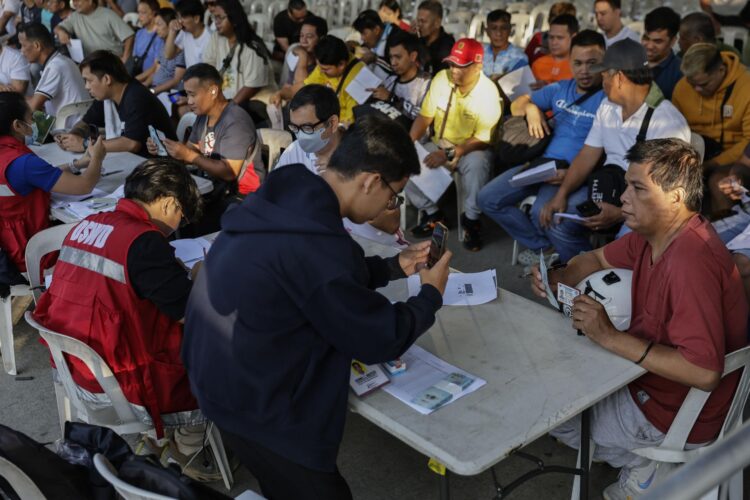 CIUDAD QUEZON (Filipinas), 24/03/2026.- Conductores de servicios de transporte de Filipinas reciben un subsidio gubernamental EFE/EPA/ROLEX DELA PENA