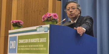 Petro denuncia que Colombia está siendo bombardeada desde Ecuador