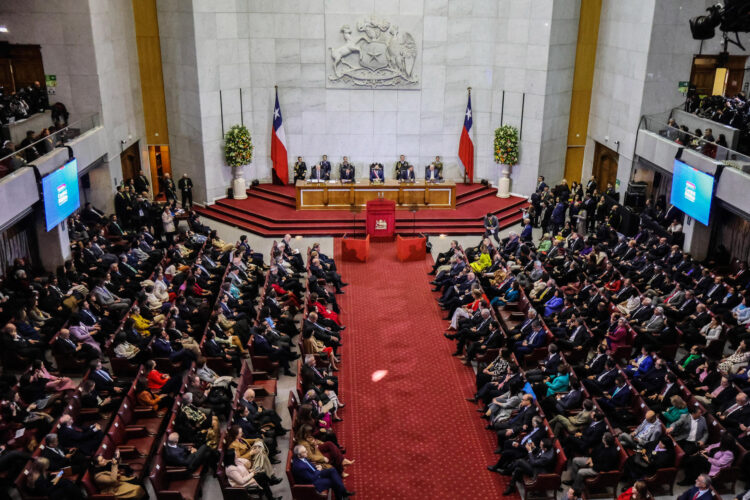 Fotografía de archivo que muestra a los asistentes del salón plenario del Congreso Nacional, en Valparaíso (Chile). EFE/ Cristóbal Basaure