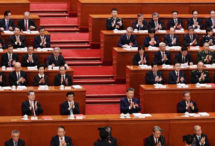 (Segunda fila, de izq. a der.) El viceprimer ministro Ding Xuexiang, el presidente de la Conferencia Consultiva Política del Pueblo Chino, Wang Huning, el presidente chino, Xi Jinping, y el primer ministro Li Qiang en la XIV Asamblea Popular Nacional (APN). EFE/EPA/ANDRES MARTINEZ CASARES POOL / POOL