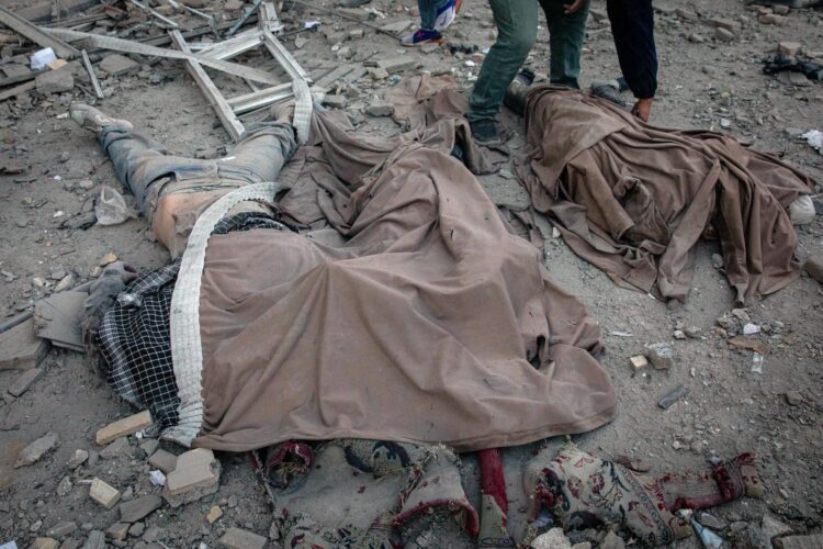 Cadáveres cubiertos en el lugar de los hechos tras un ataque a un edificio en la plaza Enghelab de Teherán, Irán, el 3 de marzo de 2026 (publicado el 4 de marzo de 2026). Una operación militar conjunta israelí-estadounidense continúa atacando varios puntos de Irán desde la madrugada del 28 de febrero de 2026.(Teherán) EFE/EPA/MAJID KHAHI