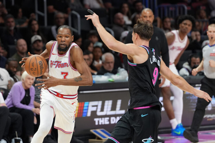 Pelle Larsson (i), de Miami, disputa el balón con Kevin Durant, de Houston, este viernes en un partido de la NBA en el Kaseya Center en Miami (Estados Unidos). EFE/ Alberto Boal