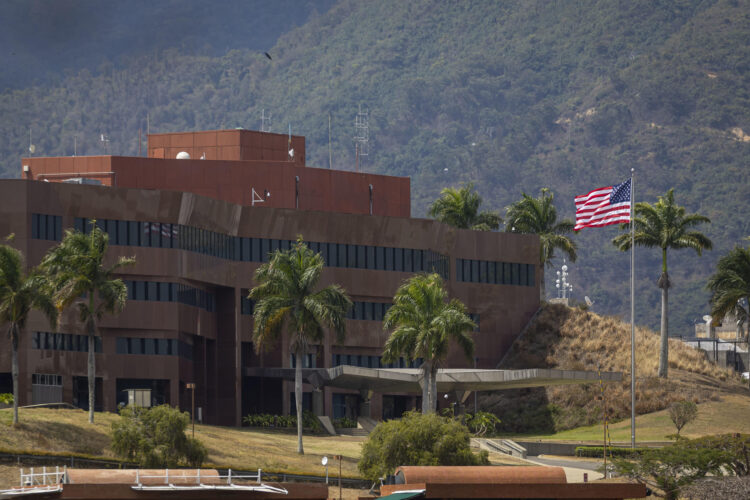 Fotografía de archivo fechada el 14 de marzo de 2026 de la fachada de la sede de la Embajada de Estados Unidos en Caracas (Venezuela). EFE/ Miguel Gutiérrez