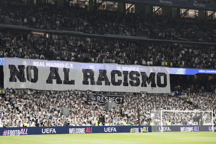 Aficionados del Real Madrid despliegan una pancarta con el lema ´No al racismo´ durante la vuelta de la fase de acceso a los octavos de la Liga de Campeones que Real Madrid y Benfica, en el estadio Santiago Bernabéu. EFE/ Sergio Pérez.