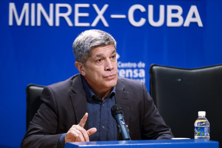 El viceministro de Asuntos Exteriores de Cuba, Carlos Fernández de Cossío, habla durante una rueda de prensa este viernes, en La Habana (Cuba). EFE/ Ernesto Mastrascusa