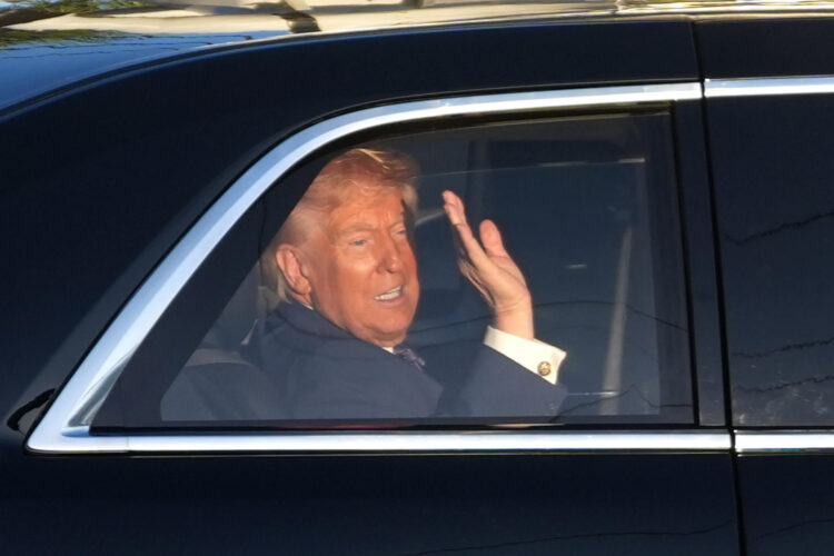 El presidente de Estados Unidos, Donald Trump, saluda durante su llegada al restaurante venezolano El Arepazo este lunes, en Doral, aproximadamente a 14-15 millas de Miami (Estados Unidos). EFE/Alberto Boal