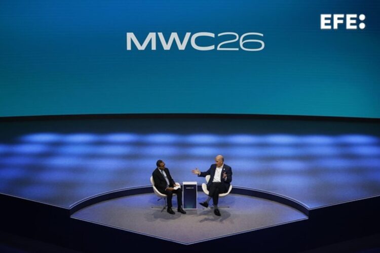 El Director General de GSMA, Vivek Badrinath (C-L), y el CEO de AT&T, John Stankey (C-R), asisten a una mesa redonda celebrada durante el primer día de la vigésima edición del Mobile World Congress (MWC) en Barcelona, Cataluña, España, 2 de marzo de 2026. EFE/ Alberto Estevez
