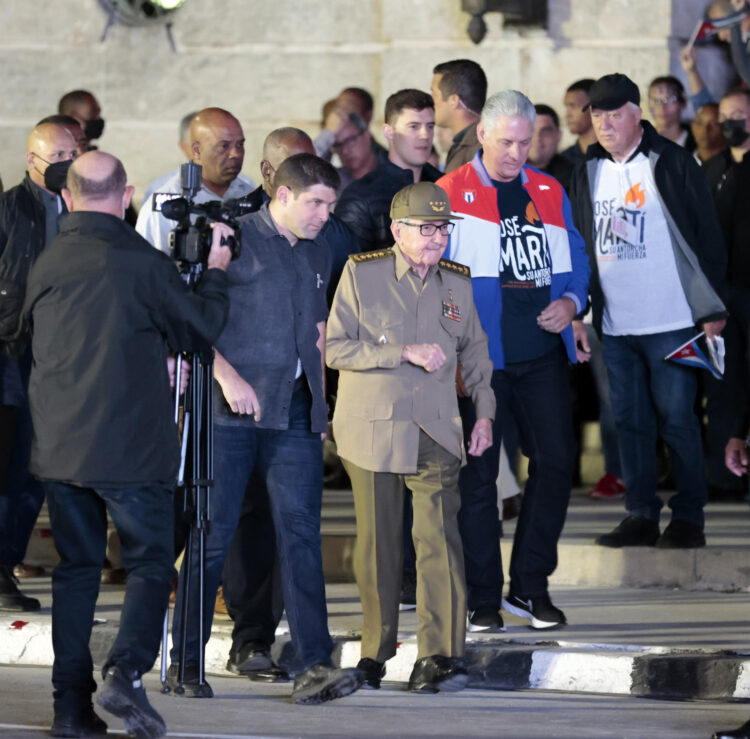 Foto de archivo del 27 de enero de 2023 en la que el presidente de Cuba Miguel Díaz-Canel (c-d) y su predecesor Raúl Castro (c) asistían a la Marcha de las Antorchas en La Habana (Cuba). EFE/ Ernesto Mastrascusa