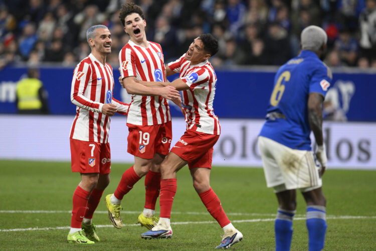 El delantero argentino del Atlético de Madrid Julián Álvarez (2-i) celebra tras marcar el gol del equipo rojiblanco, durante el partido de la jornada 26 de LaLiga de fútbol que Real Oviedo y Atlético de Madrid han disputado en el estadio Carlos Tartiere. EFE/Eloy Alonso