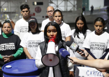 Familiares de presos políticos piden a Delcy Rodríguez y a EEUU visitar la Zona 7