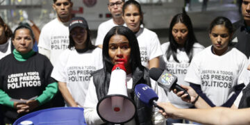 Familiares de presos políticos piden a Delcy Rodríguez y a EEUU visitar la Zona 7