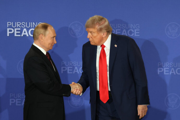 FOTO ARCHIVO. El presidente de Rusia, Vladimir Putin (i), y su homólogo de Estados Unidos, Donald Trump. EFE/ Octavio Guzmán