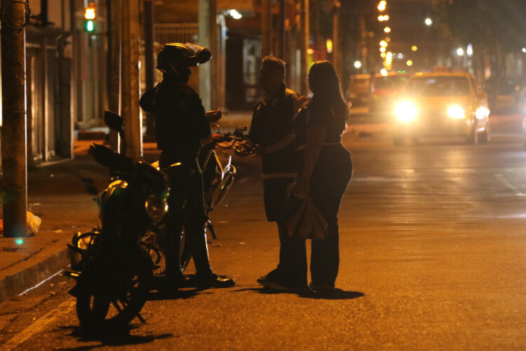 Un integrante de la Policía de Ecuador conversa con ciudadanos tras el toque de queda este domingo, en Guayaquil (Ecuador). EFE/ Jonathan Miranda Vanegas
