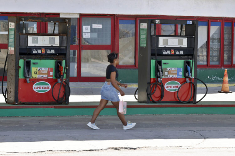 Una persona pasa frente a una gasolinera en La Habana (Cuba), el pasado viernes 27 de marzo de 2026. Cuba lleva tres meses sin "ni una gota de combustible" debido al embargo petrolero de EE.UU., según su propio gobierno, y la economía sufre por la presión ejercida, que afecta desde panaderías hasta grandes cadenas hoteleras e impulsa la inflación. EFE/Ernesto Mastrascusa