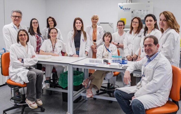 Un equipo de investigadores españoles ha logrado identificar un biomarcador determinante para la gestión del cáncer de endometrio, ya que puede ayudar a predecir el riesgo de recaída en su forma más común. En la imagen, los investigadores del Centro de Investigación Biomédica en Red de Cáncer (CIBERONC) que han participado en el estudio. Imagen cedida por el  Instituto de Salud Carlos III.