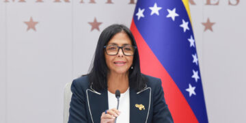 Delcy Rodríguez promete seguridad a inversiones de EEUU «indistintamente de alternancias»