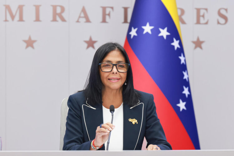Fotografía cedida por el Palacio de Miraflores que muestra a la presidenta encargada de Venezuela, Delcy Rodríguez, hablando en una videoconferencia durante el foro FII Priority Miami en Caracas (Venezuela). EFE/ Marcelo Garcia / Palacio de Miraflores
