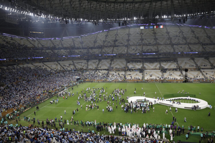 Jugadores de Argentina celebran tras ganar la final del Mundial de Fútbol Qatar 2022 en el estadio de Lusail (Catar) en foto de archivo de Alberto Estevez. EFE
