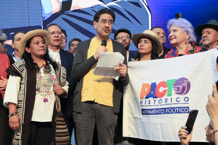 El candidato a la Presidencia de Colombia por el partido oficialista Pacto Histórico, Iván Cepeda (c), habla junto a su formula vicepresidencial, la líder indígena Aida Quilcué (i), durante la inscripción de su candidatura este miércoles, en Bogotá (Colombia). EFE/ Carlos Ortega