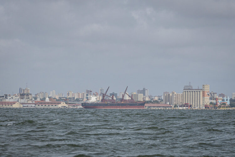 Fotografía de archivo de un barco que transporta petróleo en el Lago de Maracaibo (Venezuela). EFE/ Henry Chirinos