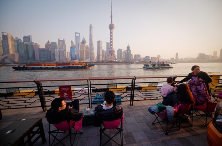 Fotografía de archivo de un grupo de personas frente al paisaje urbano de Shanghai. 
EFE/EPA/ALEX PLAVEVSKI