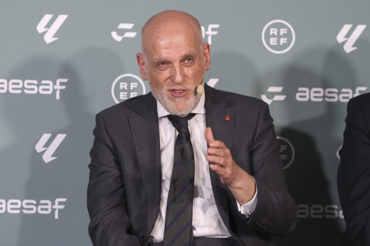 El presidente de LaLiga, Javier Tebas, participa este lunes en la Ciudad del Fútbol (Las Rozas, Madrid) en la firma del primer convenio colectivo para la actividad del arbitraje en el fútbol profesional masculino. EFE/ Kiko Huesca