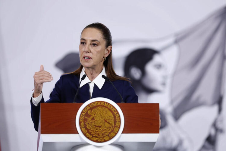 La presidenta de México, Claudia Sheinbaum, habla durante una rueda de prensa este lunes, en el Palacio Nacional de Ciudad de México (México). EFE/ Sáshenka Gutiérrez