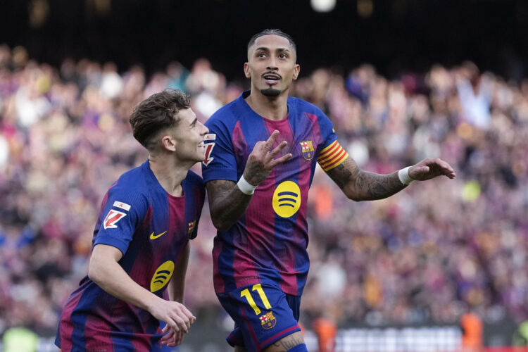 El delantero brasileño del FC Barcelona Raphinha (d) celebra tras anotar el 4-0 durante el partido de LaLiga entre el Barcelona y el Sevilla disputado en el Camp Nou en Barcelona, este domingo. EFE/ Enric Fontcuberta