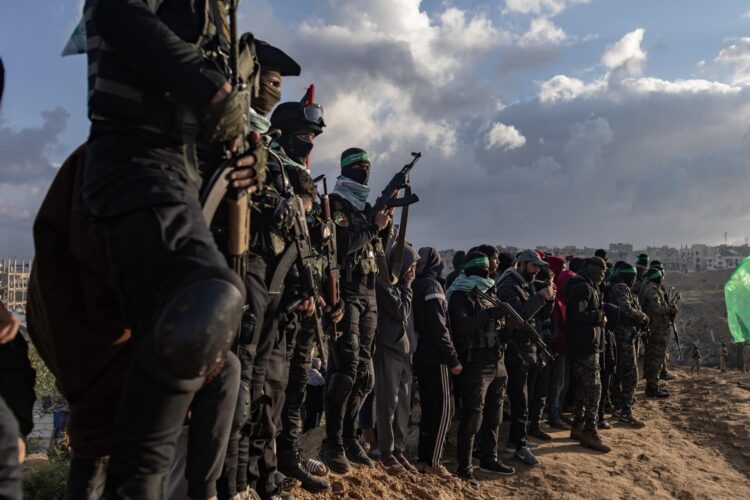 Imagen de Archivo de combatientes de las brigadas Izz ad-Din al-Qassam, el brazo armado del movimiento palestino Hamás. 
EFE/EPA/HAITHAM IMAD