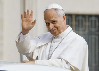 El papa pide superar la impotencia que hace creer que no es posible una era sin guerras