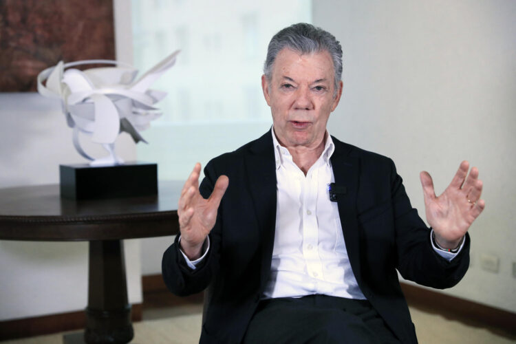 El expresidente de Colombia y premio Nobel de Paz, Juan Manuel Santos, habla durante entrevista con EFE en Bogotá (Colombia). EFE/ Carlos Ortega