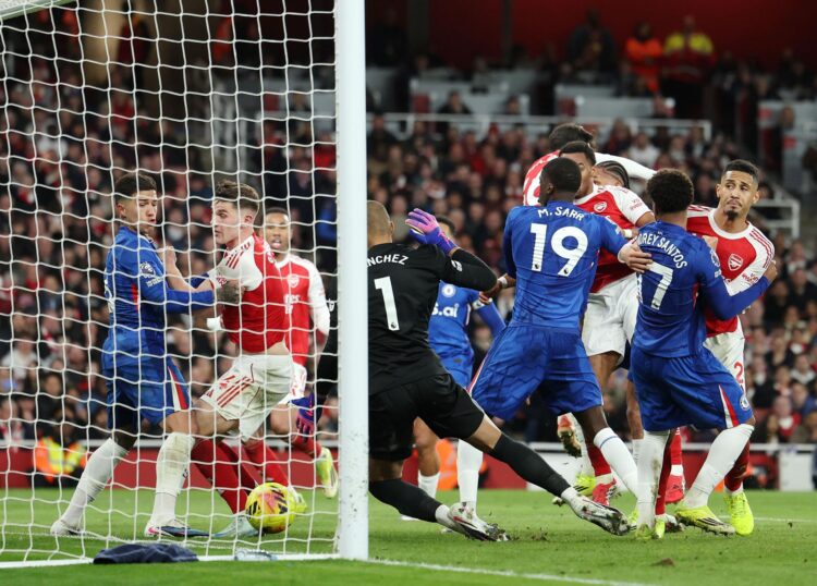 El jugadpr del Arsenal Jurrien Timber (3D) logra el 2-1 durante el partido de la Premier League que han jugado Arsenal FC y Chelsea FC en Londres, Reino Unido. EFE/EPA/ANDY RAIN