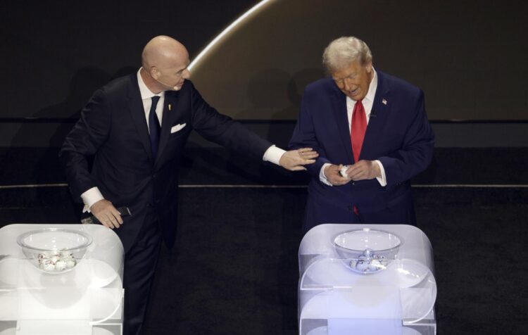 El presidente de la FIFA, Gianni Infantino (izq.), habla con el presidente de Estados Unidos, Donald Trump, durante el sorteo de los tres países coanfitriones del Sorteo Final de la Copa Mundial de la FIFA 2026 en el Kennedy Center en Washington DC, EE. UU., el 5 de diciembre de 2025. EFE/EPA/SHAWN THEW