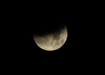 Un eclipse lunar total deja una ‘Luna de sangre’ desde Japón hasta América