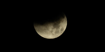 Un eclipse lunar total deja una ‘Luna de sangre’ desde Japón hasta América