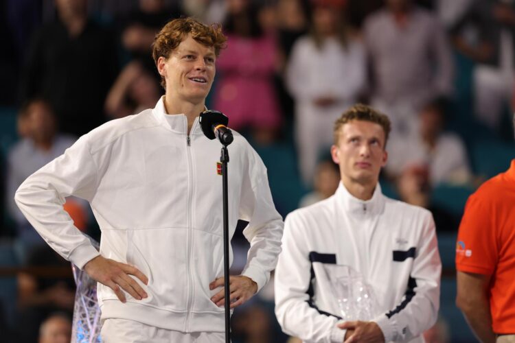 El tenista italiano Jannik Sinner habla en el escenario tras vencer al checo Jirí Lehecka (derecha), en la final masculina del torneo de tenis Miami Open 2026 en el Hard Rock Stadium de Miami, Florida, EE.UU. EFE/EPA/CRISTÓBAL HERRERA-ULASHKEVICH
