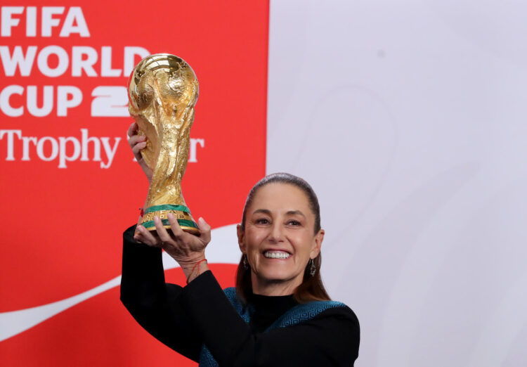 La presidenta de México, Claudia Sheinbaum, sostiene el trofeo de la Copa Mundial de Fútbol este martes, en el Palacio Nacional de la Ciudad de México (México). EFE/ Mario Guzmán