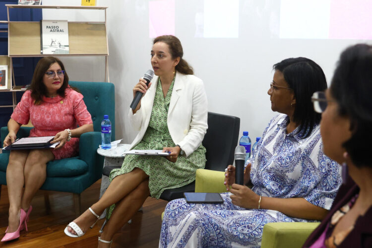 La directora del Centro Cultural de España en Panamá - Casa del Soldado, Elena González (c), habla durante un conversatorio este lunes, en Ciudad de Panamá (Panamá). EFE/ Carlos Lemos