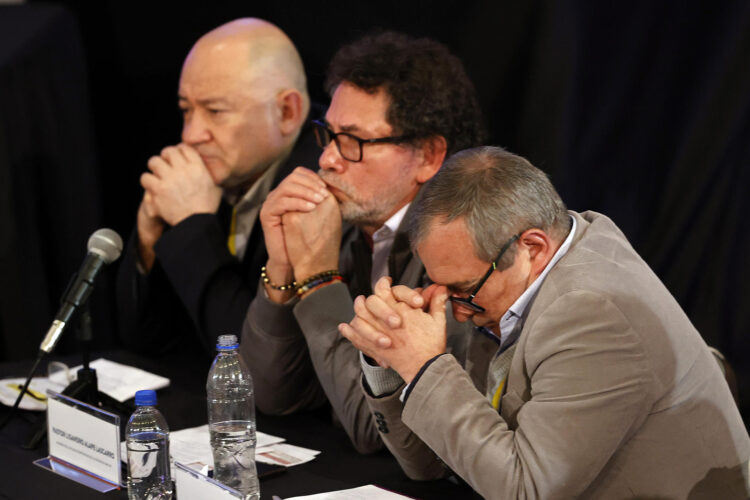 Fotografía de archivo del 22 de junio de 2022 que muestra a los integrantes del antiguo Secretariado de las FARC Julián Gallo Cubillos (i), Pastor Lisandro Alape Lascarro (c) y Rodrigo Londoño Echeverry, en Bogotá (Colombia). EFE/ Mauricio Dueñas Castañeda